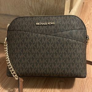 Michael Kors Jet Set Travel Medium
Logo Dome Crossbody Bag